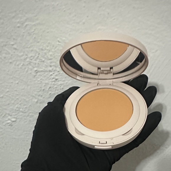 Laura Mercier Translucent Pressed Setting Powder Ultra Blur - Translucent Honey - Picture 5 of 5